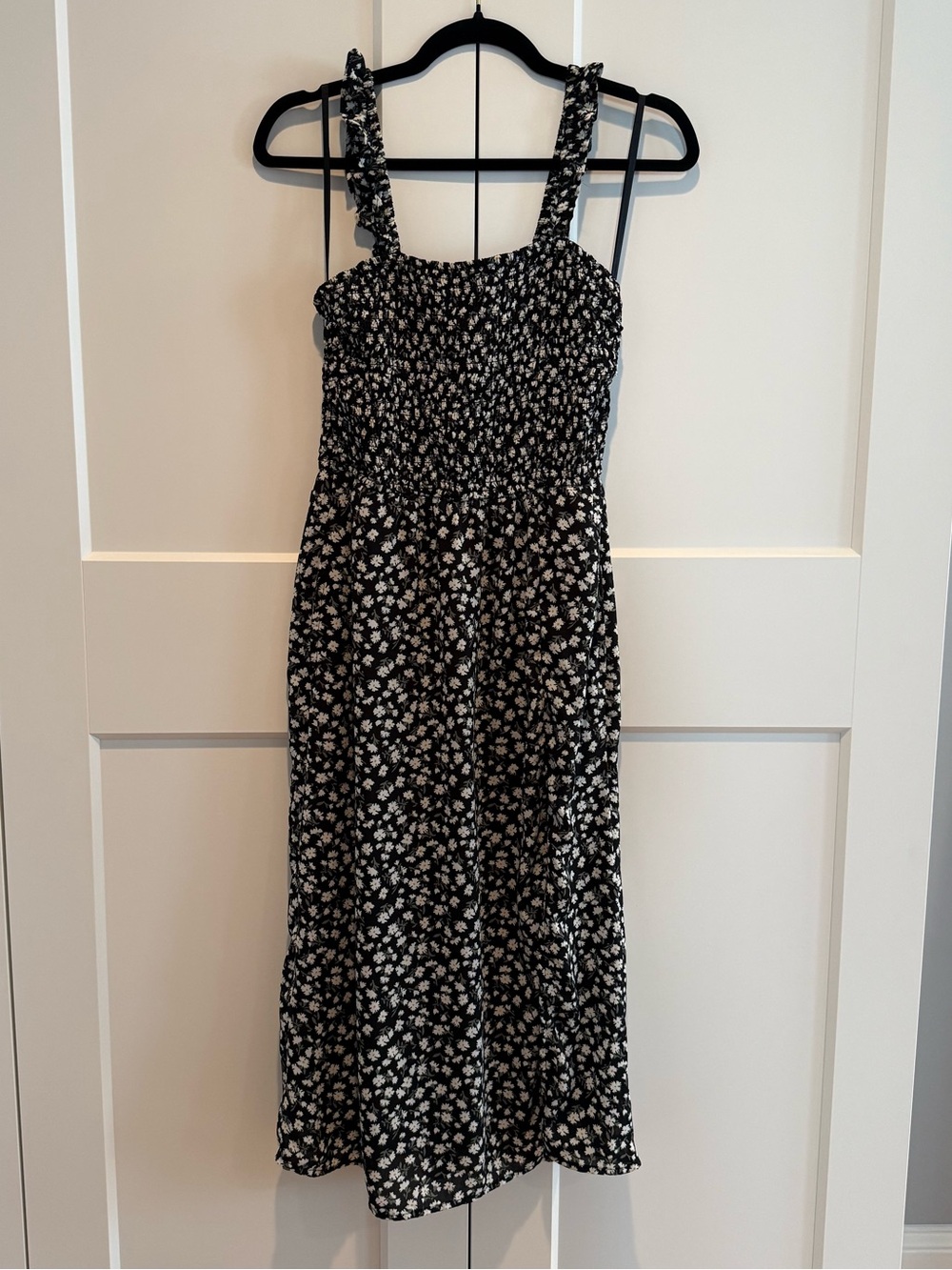 Abercrombie & Fitch Black and White Daisy Print Floral Midi Dress with slit